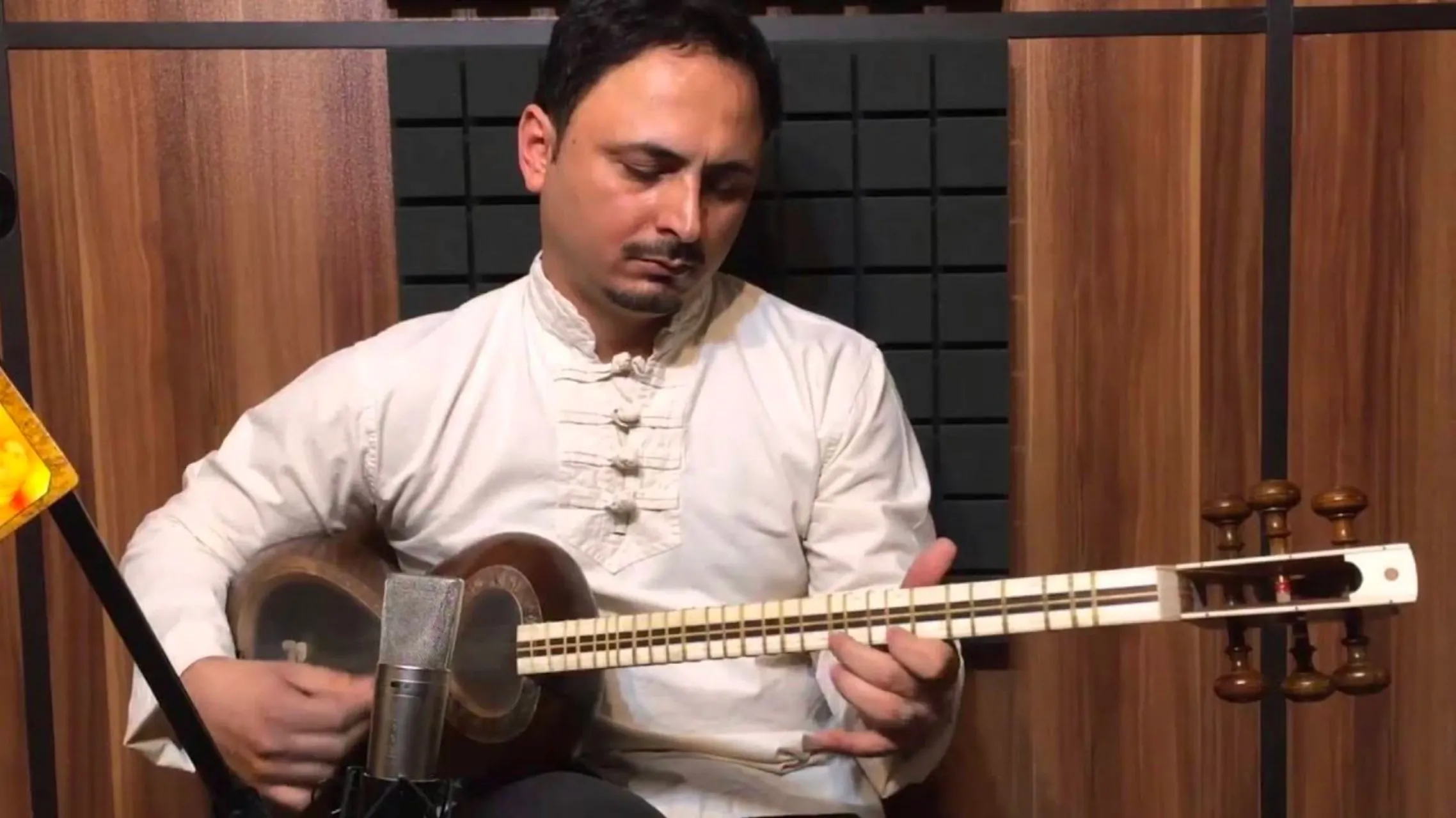 امیرعباس صفری نوازنده‌ی تار و سه‌تار فیلم اجراها