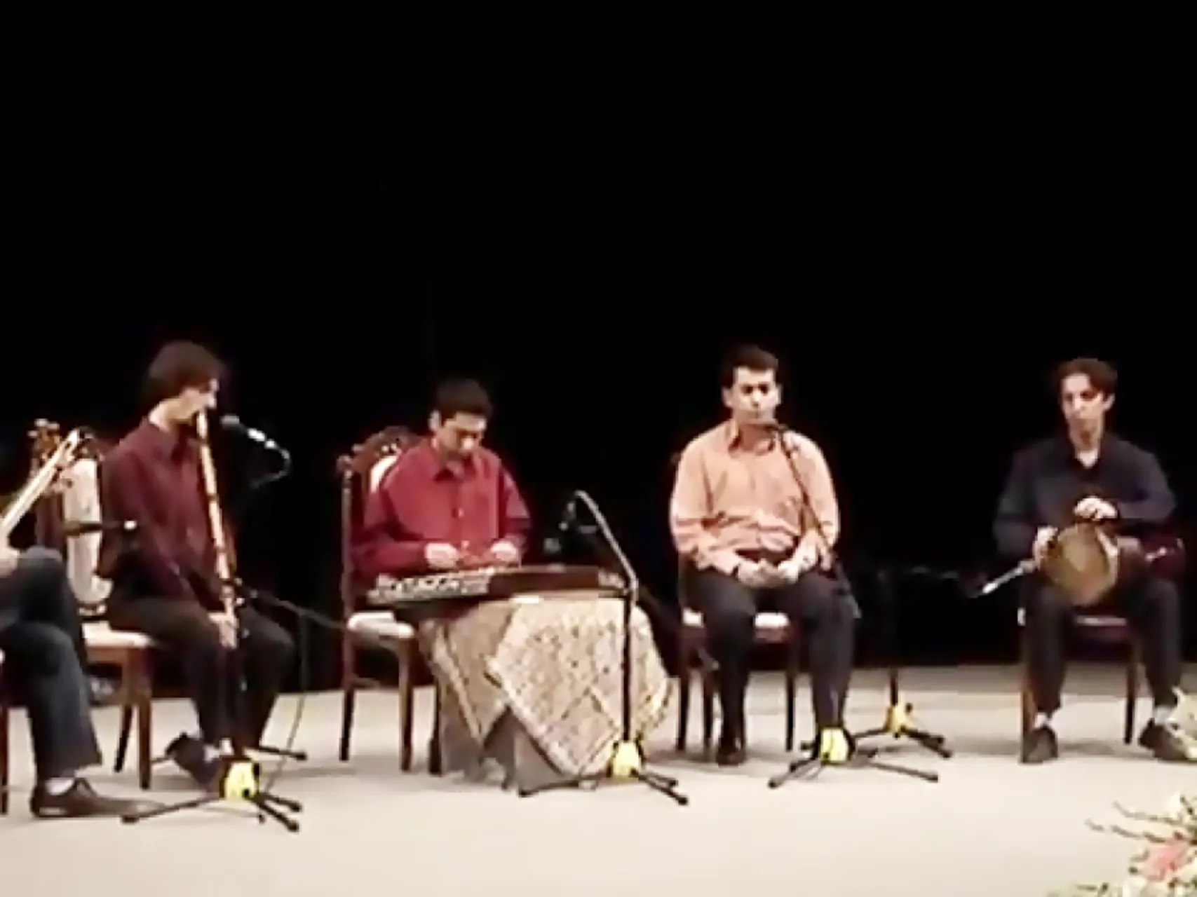 کنسرت نیما فریدونی در تالار فردوسی دانشکده ادبیات دانشگاه تهران ۱۳۸۵ کنسرت نیما فریدونی در تالار فردوسی دانشکده ادبیات دانشگاه تهران ۱۳۸۵