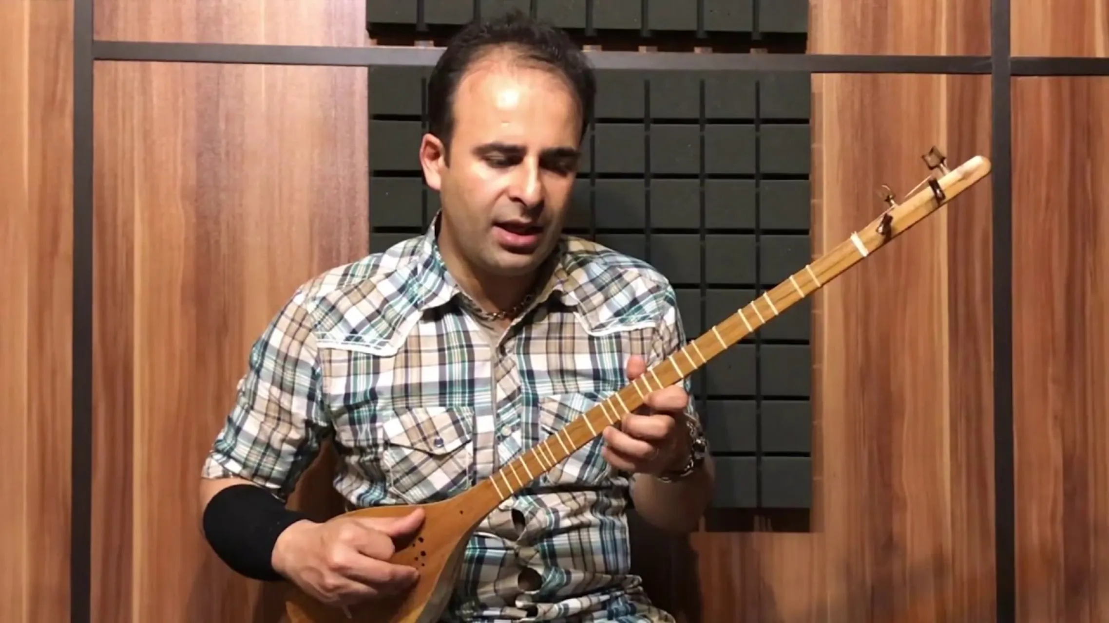 ۵۶ آهنگی در می کوچک کتاب اول هنرستان نیما فریدونی سهتار